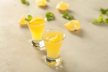 Taze limon hafif masaya kokteyl bardak