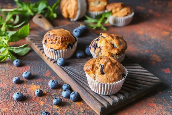 木木板上美味的蓝莓松饼 — 图库照片