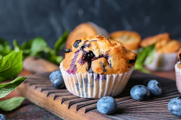 Lezzetli Blueberry Muffin Ahşap Tahta Üzerinde — Stok fotoğraf