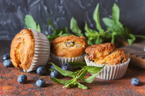 Muffin Mirtilli Saporiti Sul Tavolo Dei Colori — Foto Stock