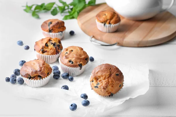 Lezzetli Blueberry Muffins Beyaz Masada — Stok fotoğraf