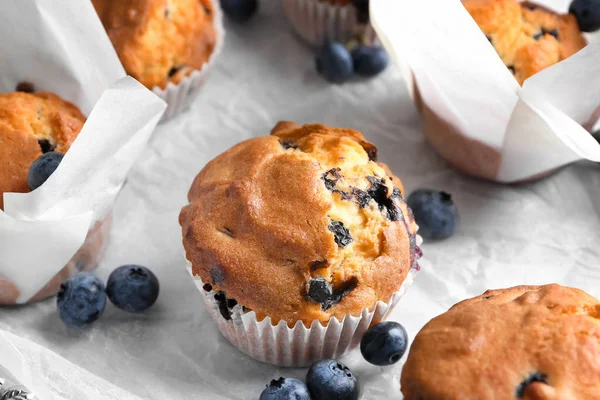 Muffins Aux Myrtilles Savoureux Sur Parchemin — Photo