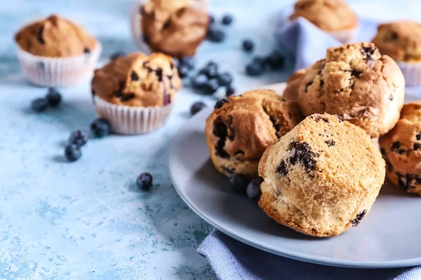 Teller Mit Leckeren Blaubeer Muffins Auf Farbtisch — Stockfoto