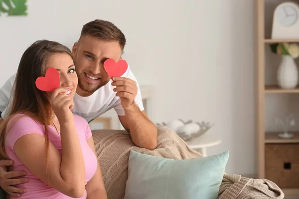 Feliz Casal Amoroso Com Papel Corações Vermelhos Casa — Fotografia de Stock