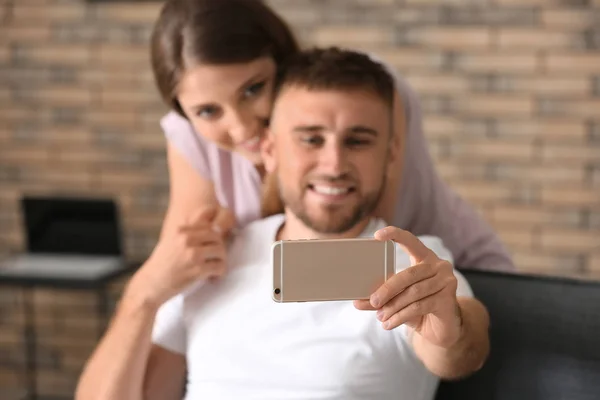 Szczęśliwy Kochający Para Biorąc Selfie Domu — Zdjęcie stockowe