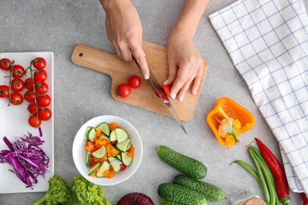 Mutfakta, üstten görünüm sebze salatası hazırlama kadın