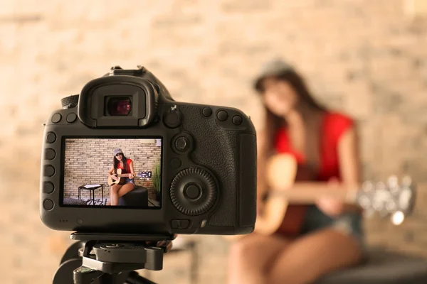 Jovem Músico Feminino Gravação Vídeo Dentro Casa — Fotografia de Stock