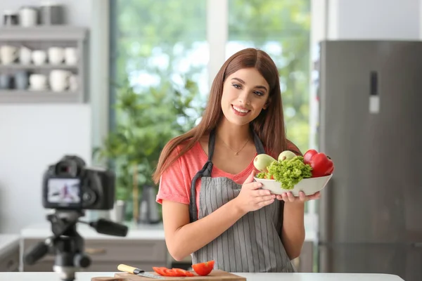 年轻的女性食物博客在厨房录制视频 — 图库照片