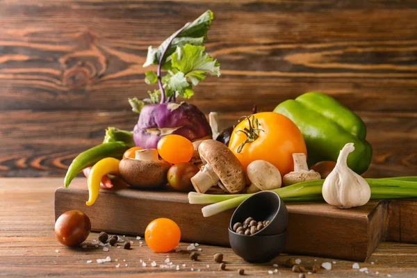 Wooden Board Various Fresh Vegetables Spices Wooden Table — Stock Photo, Image