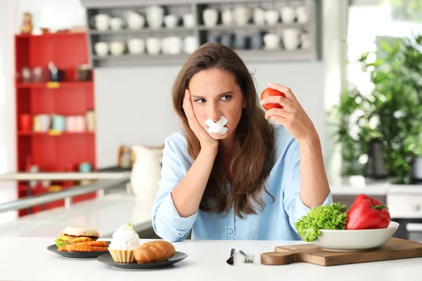 Mulher Com Boca Gravada Produtos Diferentes Cozinha Escolha Entre Alimentos — Fotografia de Stock