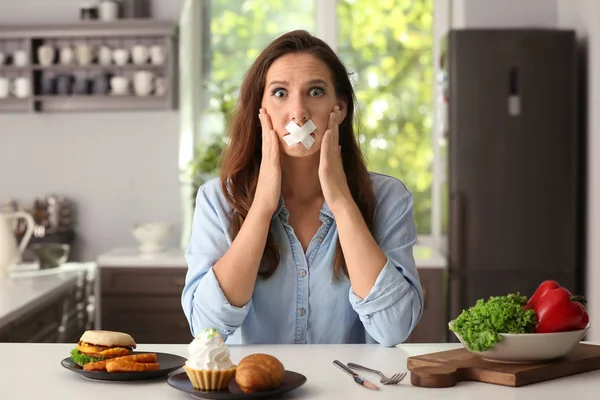Stressige Frau Mit Verklebtem Mund Und Verschiedenen Produkten Der Küche — Stockfoto