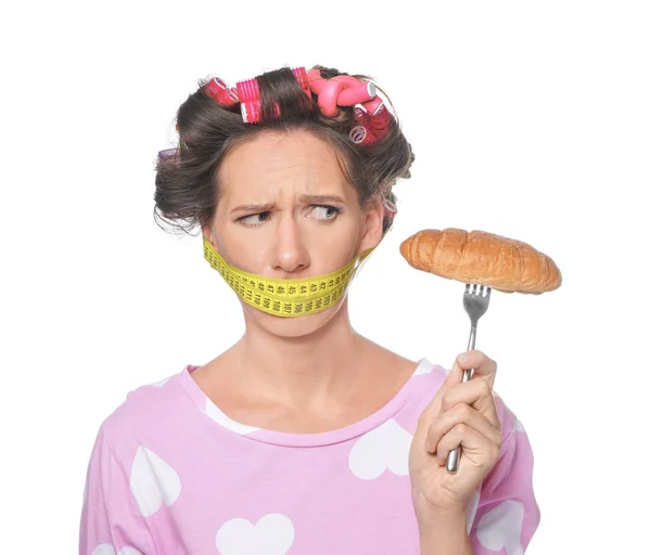 Emotionele Vrouw Met Meetlint Rond Haar Mond Een Smakelijk Croissantje — Stockfoto