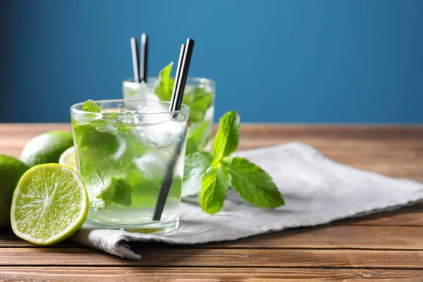 Óculos Mojito Fresco Mesa Madeira — Fotografia de Stock