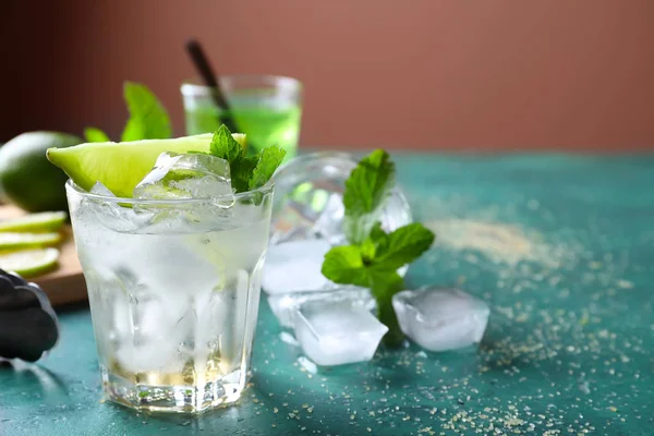 Egy Pohár Friss Mojito Asztalon — Stock Fotó