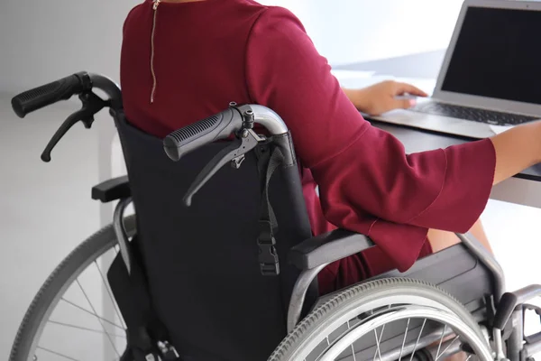 Asiatisk Kvinde Kørestol Arbejder Med Laptop Kontor - Stock-foto