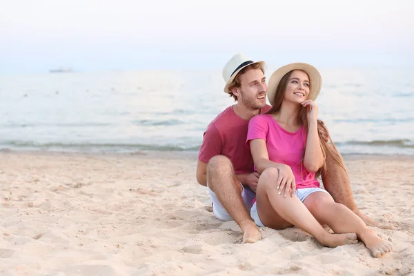 Feliz Pareja Joven Descansando Playa Del Mar — Foto de Stock