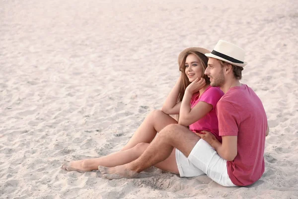 Glückliches Junges Paar Ruht Sich Strand Aus — Stockfoto