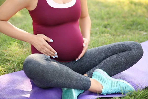 Young Pregnant Woman Sitting Yoga Mat Outdoors — Stock Photo, Image