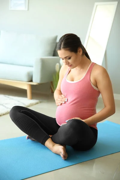 Young Pregnant Woman Sitting Yoga Mat Home — Stock Photo, Image