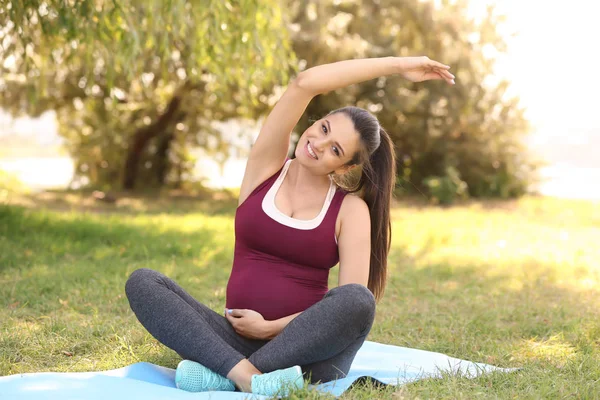 Young Pregnant Woman Practicing Yoga Outdoors — Stock Photo, Image