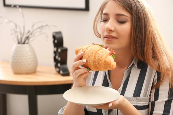 Mulher Comendo Croissant Saboroso Casa — Fotografia de Stock