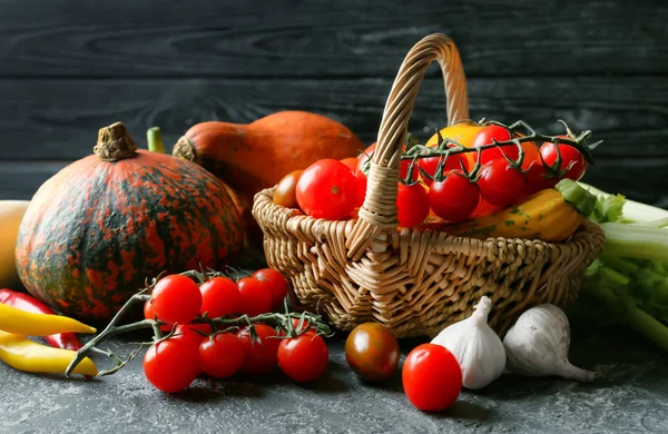 Wicker Basket Fresh Vegetables Table — Stock Photo, Image