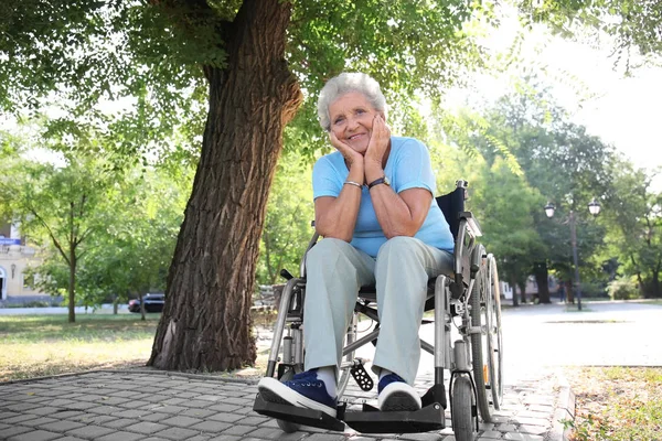 Mujer Mayor Silla Ruedas Aire Libre —  Fotos de Stock