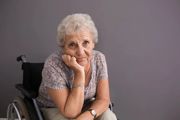 Sconvolto Donna Anziana Sedia Rotelle Sfondo Grigio — Foto Stock