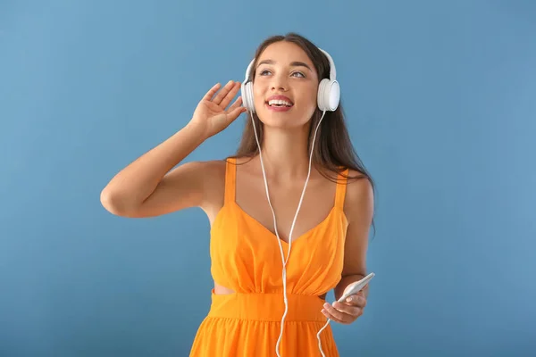 Güzel Genç Bir Kadın Müzik Dinliyor — Stok fotoğraf