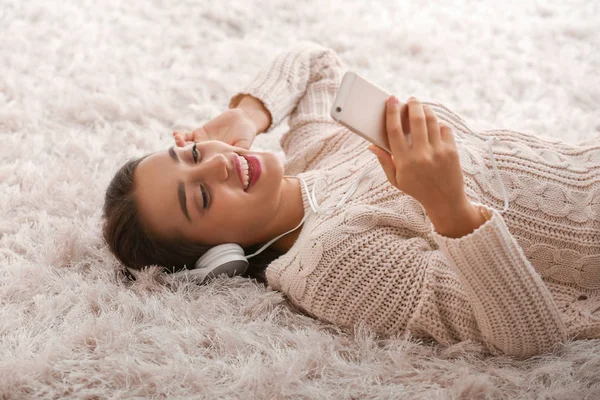 Bela Jovem Mulher Ouvindo Música Enquanto Deitado Tapete Casa — Fotografia de Stock