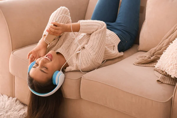 Mulher Bonita Ouvindo Música Casa — Fotografia de Stock