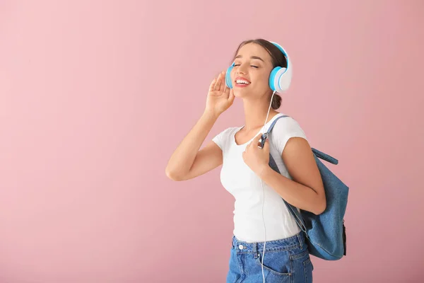 Όμορφη Νεαρή Γυναίκα Ακούγοντας Μουσική Στο Φόντο Χρώμα — Φωτογραφία Αρχείου