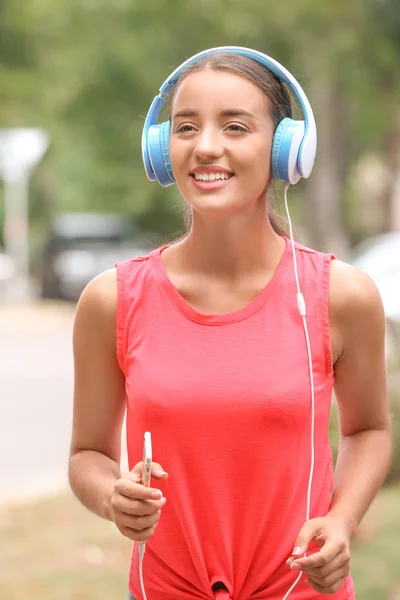 Sporty Young Woman Listening Music Outdoors — Stock Photo, Image