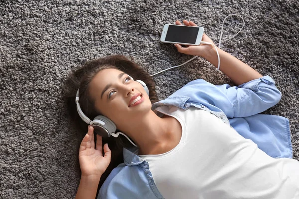 Hermosa Mujer Joven Escuchando Música Mientras Está Acostada Alfombra Casa —  Fotos de Stock