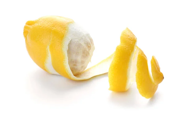 白い背景の上の皮をむいたの熟したレモン — ストック写真