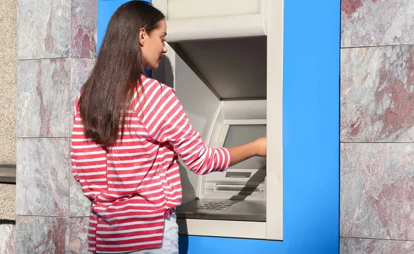 Young Woman Using Cash Machine Outdoors — Stock Photo, Image