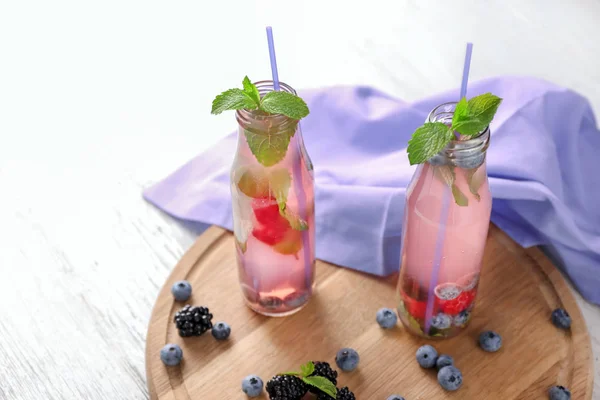 Botellas Refrescante Cóctel Verano Sobre Tabla Madera —  Fotos de Stock