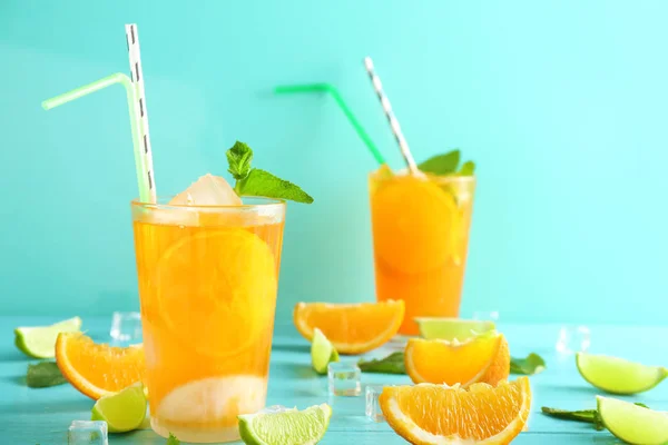 Frischer Sommercocktail Glas Auf Farbigem Holztisch — Stockfoto