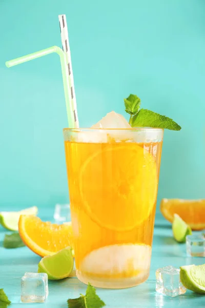 Frischer Sommercocktail Glas Auf Farbigem Holztisch — Stockfoto