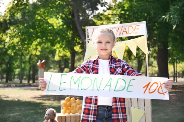 Κοριτσάκι Κρατώντας Πανό Τιμή Κοντά Λεμονάδα Σταθεί Στο Πάρκο — Φωτογραφία Αρχείου