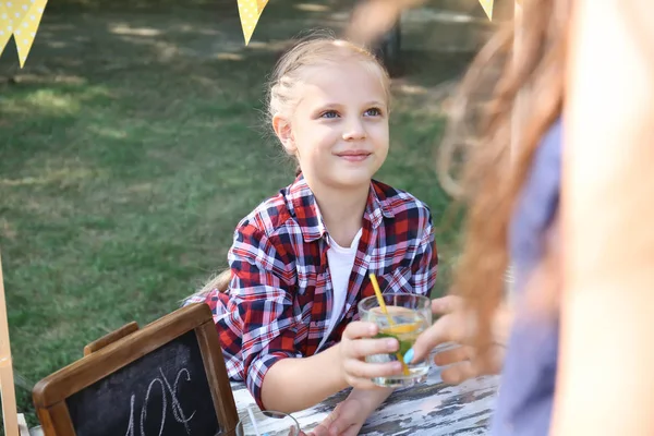 Niña Vendiendo Limonada Mostrador Parque — Foto de Stock