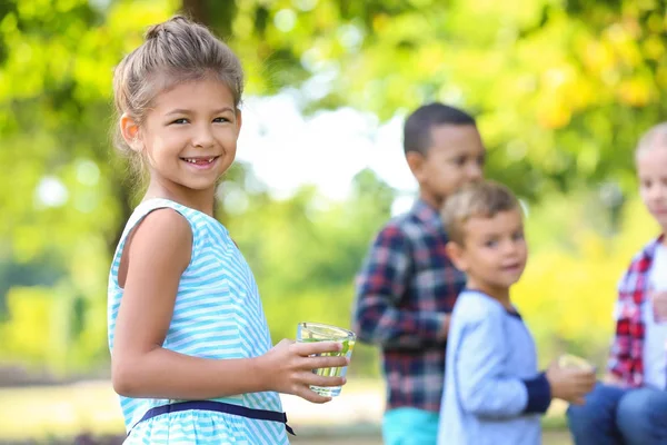 Little Girl Glass Natural Lemonade Resting Park — Stock Photo, Image