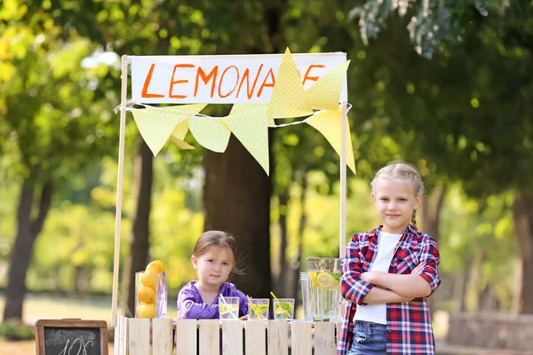 小女孩试图卖柠檬水在公园的夏天天 — 图库照片