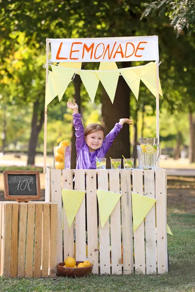 Kleines Mädchen Limonadenstand Park — Stockfoto