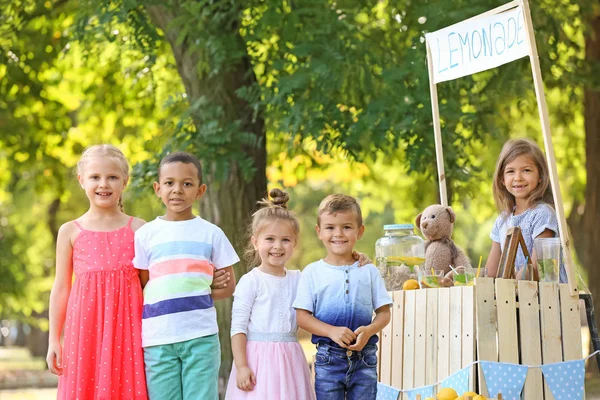 Niños Felices Cerca Del Puesto Limonada Parque — Foto de Stock