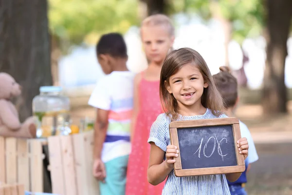 Little Girl Holding Small Blackboard Price Lemonade Stand Park — Stock Photo, Image