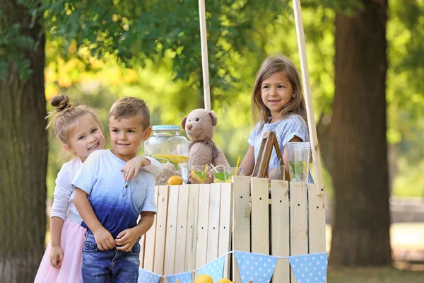 Gelukkige Kinderen Buurt Van Limonade Staan Park — Stockfoto