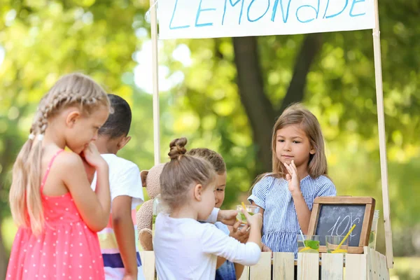 可爱的孩子排队等待在公园附近的天然柠檬水 — 图库照片