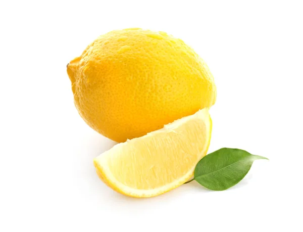 熟したレモンと白の背景上のスライス — ストック写真