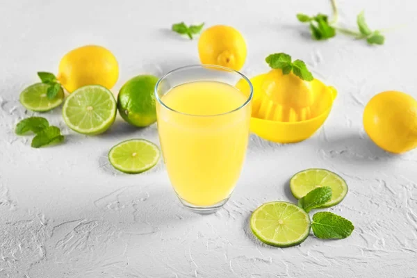 Glass Fresh Lemon Juice Slices Lime White Textured Background — Stock Photo, Image